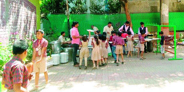 Rickshaw pullers party party | रिक्षावाल्या काकांकडून मुलांना पार्टी Rickshaw pullers party party | रिक्षावाल्या काकांकडून मुलांना पार्टी