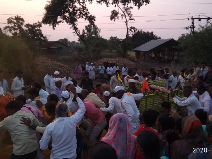 Twelve trains on Laxminagar Yatra | लक्ष्मीनगरच्या यात्रेत बारा गाड्या ओढण्याचा कार्यक्रम  Twelve trains on Laxminagar Yatra | लक्ष्मीनगरच्या यात्रेत बारा गाड्या ओढण्याचा कार्यक्रम