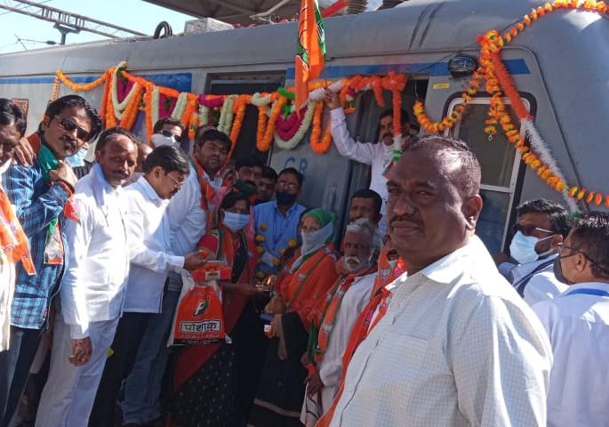 Bhusawal - Igatpuri New Memu Railway passenger train launched | भुसावळ - इगतपुरी नवीन मेमू रेल्वे प्रवासी गाडीचा शुभारंभ Bhusawal - Igatpuri New Memu Railway passenger train launched | भुसावळ - इगतपुरी नवीन मेमू रेल्वे प्रवासी गाडीचा शुभारंभ
