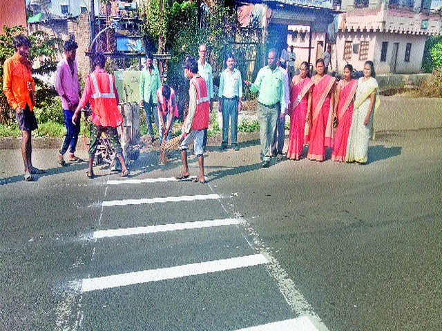 Continue to repair the road of Manmad road | मनमाड रस्त्याची दुरु स्ती सुरू Continue to repair the road of Manmad road | मनमाड रस्त्याची दुरु स्ती सुरू