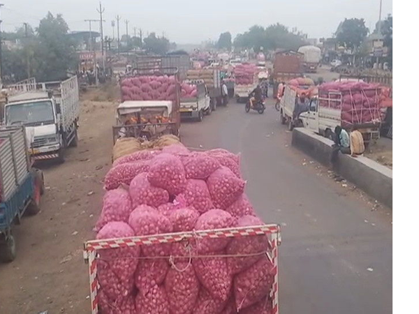 Auctions should continue in the market committee | बाजार समितीत लिलाव चालू रहावेत Auctions should continue in the market committee | बाजार समितीत लिलाव चालू रहावेत