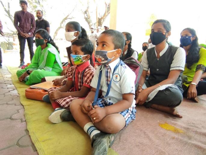 Students and parents sit in the Panchayat Samiti due to fact | रस्त्याची पंचाईत झाल्याने पंचायत समितीत विद्यार्थी, पालकांचा ठिय्या Students and parents sit in the Panchayat Samiti due to fact | रस्त्याची पंचाईत झाल्याने पंचायत समितीत विद्यार्थी, पालकांचा ठिय्या