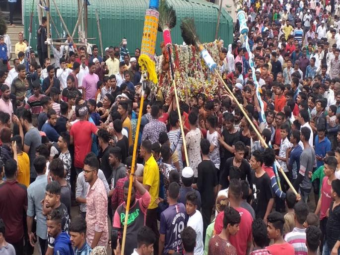 This Hussein ... this Hussein ... started the procession procession in the city proclaiming | या हुसेन..या हुसेनचा... जयघोष करीत नगरमध्ये मोहरम मिरवणुकीला प्रारंभ This Hussein ... this Hussein ... started the procession procession in the city proclaiming | या हुसेन..या हुसेनचा... जयघोष करीत नगरमध्ये मोहरम मिरवणुकीला प्रारंभ