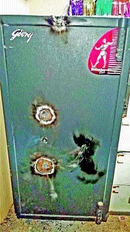 Trying to break the bank safe with gas cutter | गॅस कटरने बॅँकेची तिजोरी फोडण्याचा प्रयत्न