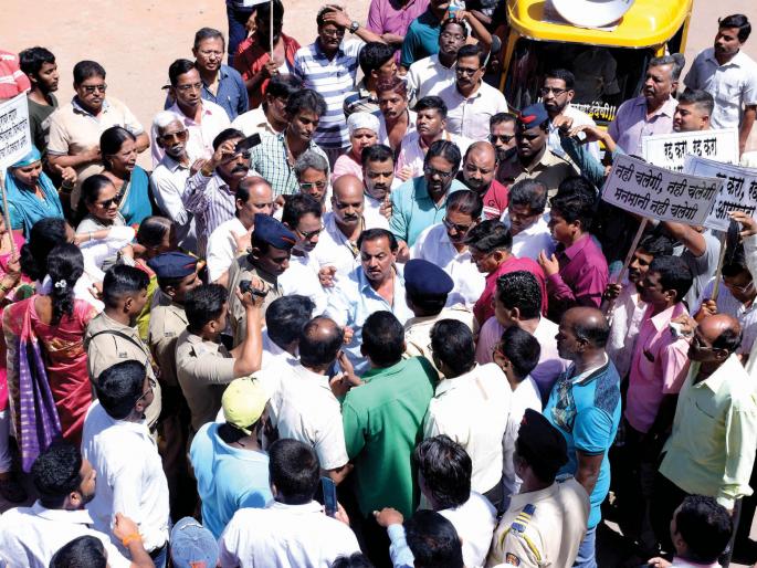 BJP leader agitated against rally, development plan in city president-front | नगराध्यक्ष-मोर्चेकऱ्यात हमरातुमरी, विकास आराखड्याविरोधात भाजपा आक्रमक