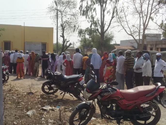 Toba crowd for vaccination at Naigaon center | नायगाव केंद्रावर लसीकरणासाठी तोबा गर्दी Toba crowd for vaccination at Naigaon center | नायगाव केंद्रावर लसीकरणासाठी तोबा गर्दी