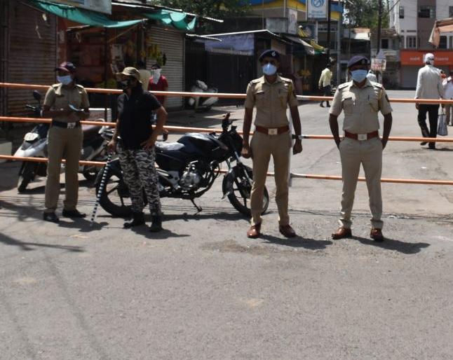 Seal by barricading the market premises | बाजार परिसर बॅरीकेटींग लावून सील Seal by barricading the market premises | बाजार परिसर बॅरीकेटींग लावून सील