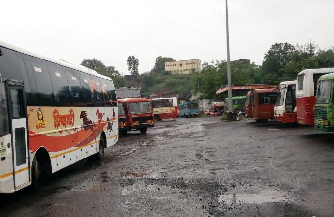 The martyr's life is shattered | शहाद्यातील जनजीवन विस्कळीत The martyr's life is shattered | शहाद्यातील जनजीवन विस्कळीत