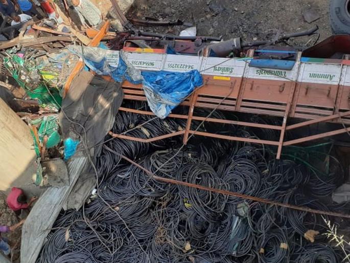 A collision with a truck collided with a bridge | पुलावरुन ट्रक कोसळल्याने भीषण अपघात