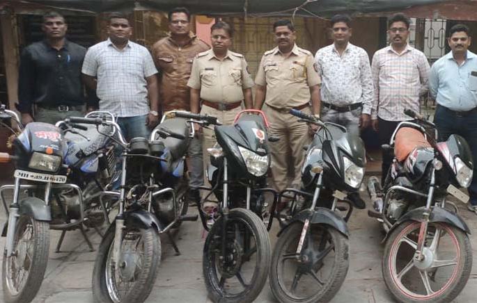 Three motorcyclists arrested | चार मोटारसायकलींसह तिघांना अटक Three motorcyclists arrested | चार मोटारसायकलींसह तिघांना अटक
