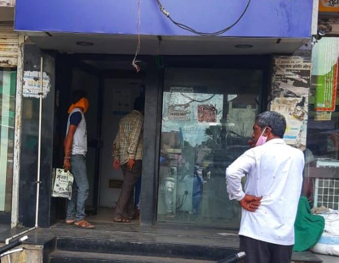 ATM centers in the city open without preventive measures | शहरात एटीएम सेंटर्स प्रतिबंधात्मक उपायांविनाच सुरू ATM centers in the city open without preventive measures | शहरात एटीएम सेंटर्स प्रतिबंधात्मक उपायांविनाच सुरू