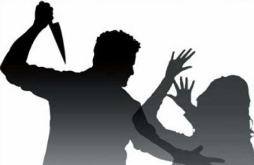 He attacked his wife with an ax on suspicion of character | चारित्र्याच्या संशयावरून पत्नीवर कुºहाडीने वार He attacked his wife with an ax on suspicion of character | चारित्र्याच्या संशयावरून पत्नीवर कुºहाडीने वार