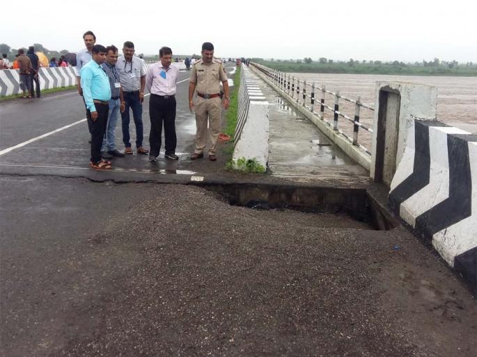 Traffic stopped in Taloda-Nandurbar as the hammer bridge collapsed | हातोडा पुलाला भगदाड पडल्याने तळोदा-नंदुरबार वाहतूक थांबली Traffic stopped in Taloda-Nandurbar as the hammer bridge collapsed | हातोडा पुलाला भगदाड पडल्याने तळोदा-नंदुरबार वाहतूक थांबली