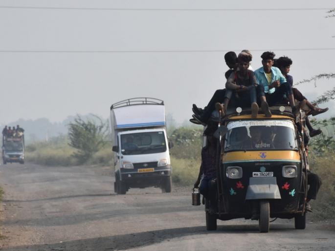 Workers' workout to arrive on time | वेळेवर पोहोचण्यासाठी मजुरांची कसरत Workers' workout to arrive on time | वेळेवर पोहोचण्यासाठी मजुरांची कसरत