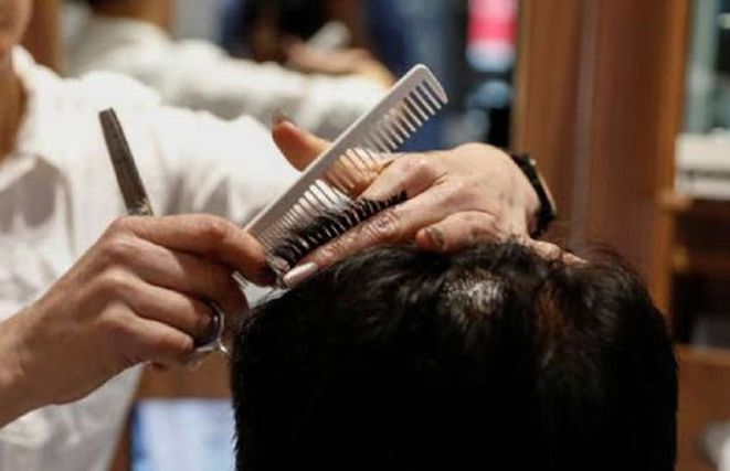 Crime against one for starting a salon | सलुन सुरू केल्याने एकाविरुद्ध गुन्हा Crime against one for starting a salon | सलुन सुरू केल्याने एकाविरुद्ध गुन्हा