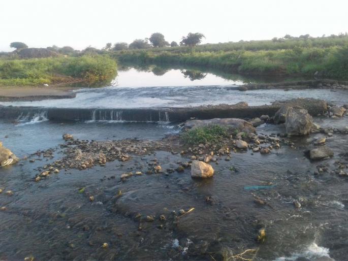 After two months, the bridge was not repaired due to problems of farmers: | दोन महिन्यानंतरही पुलाची दुरुस्ती होत नसल्याने शेतक:यांचे हाल After two months, the bridge was not repaired due to problems of farmers: | दोन महिन्यानंतरही पुलाची दुरुस्ती होत नसल्याने शेतक:यांचे हाल