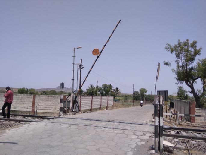 The time had come. But the train ran out of redflag at Jeur | काळ आला होता पण.. जेऊर येथे लालबावटा उडवून रेल्वे गेली सुसाट The time had come. But the train ran out of redflag at Jeur | काळ आला होता पण.. जेऊर येथे लालबावटा उडवून रेल्वे गेली सुसाट