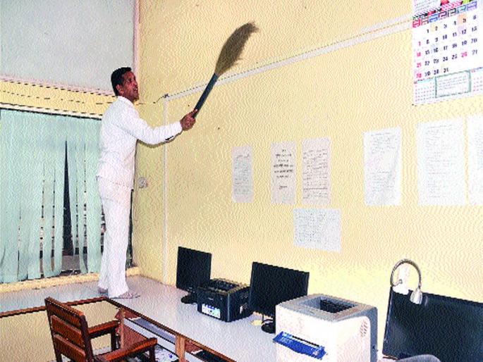 'Cleanliness' in municipal corporation: After the release of the poster, the mission took place on holidays; Dust blows! | महापालिकेत ‘साफसफाई’ : मुंढेंच्या दणक्यानंतर सुटीच्या दिवशी मिशन जळमटे हटली; धूळ झटकली ! 'Cleanliness' in municipal corporation: After the release of the poster, the mission took place on holidays; Dust blows! | महापालिकेत ‘साफसफाई’ : मुंढेंच्या दणक्यानंतर सुटीच्या दिवशी मिशन जळमटे हटली; धूळ झटकली !