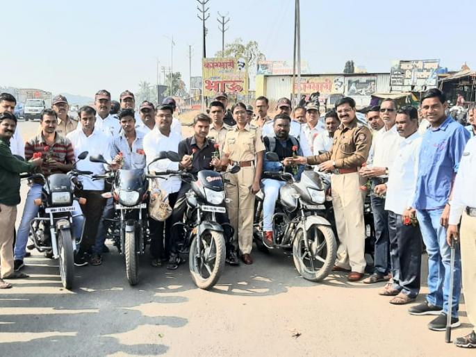  Policeman rides a motorcycle wearing no helmet! | ओझरला हेल्मेट न घालणाऱ्या दुचाकीस्वारांना पोलिसांकडून गुलाबपुष्प !