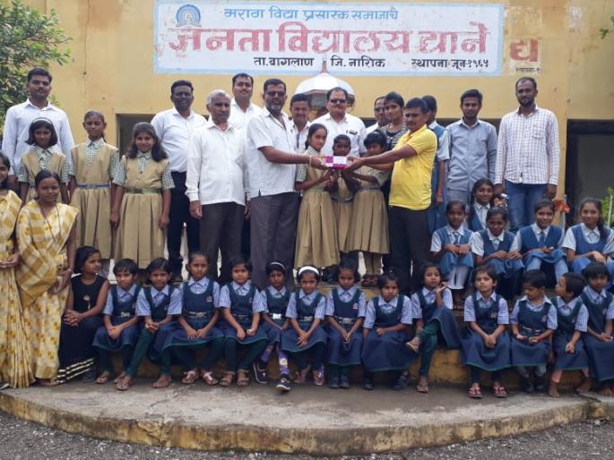 The students of Janata Vidyalaya kept at the border sent for the jawans | जनता विद्यालयाच्या विद्यार्थिनींनी जवानांसाठी पाठविल्या सीमेवर राख्या