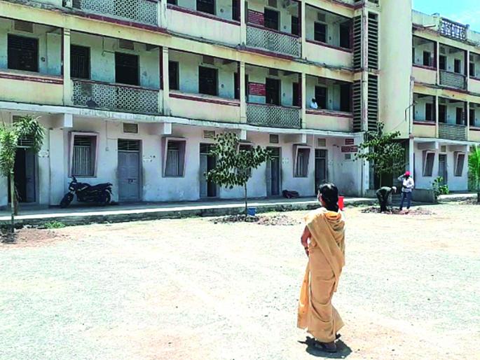 After coming from Solapur, the neighbors chased her away. The police rushed to her aid | सोलापुरातून आल्याने शेजाºयांनी हाकलले.. ‘ती’ च्या मदतीला पोलीस धावले After coming from Solapur, the neighbors chased her away. The police rushed to her aid | सोलापुरातून आल्याने शेजाºयांनी हाकलले.. ‘ती’ च्या मदतीला पोलीस धावले