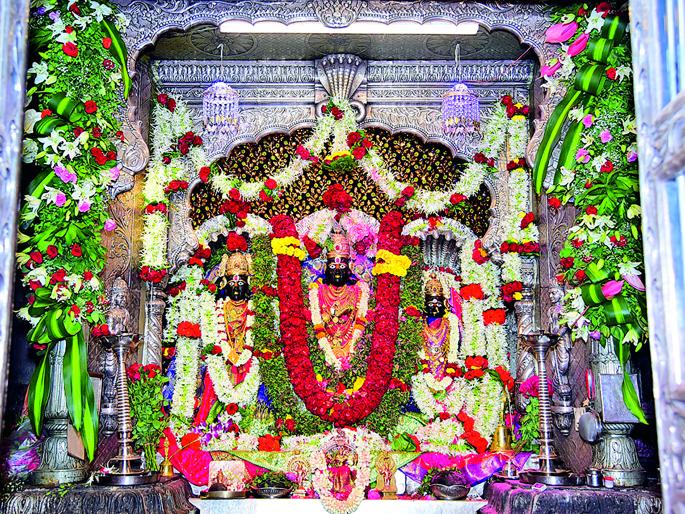 Ram was born again in Jallosha with the flower show of common people | सामान्यांच्या पुष्पवर्षावासह जल्लोषात पुन्हा राम जन्मला Ram was born again in Jallosha with the flower show of common people | सामान्यांच्या पुष्पवर्षावासह जल्लोषात पुन्हा राम जन्मला