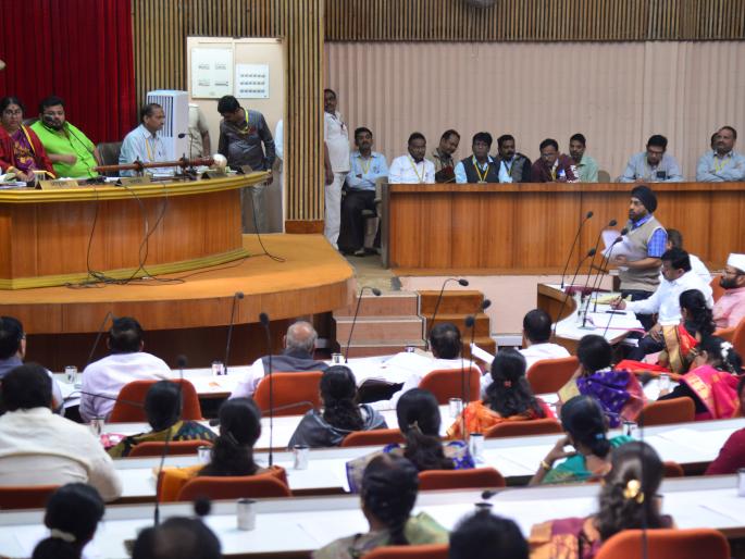 Opponents of the cleaning outsourcing of cleaning workers in Nashik Municipal General Assembly | नाशिक महापालिकेच्या महासभेत सफाई कामगारांच्या आऊटसोर्सिंग प्रस्तावाला विरोध