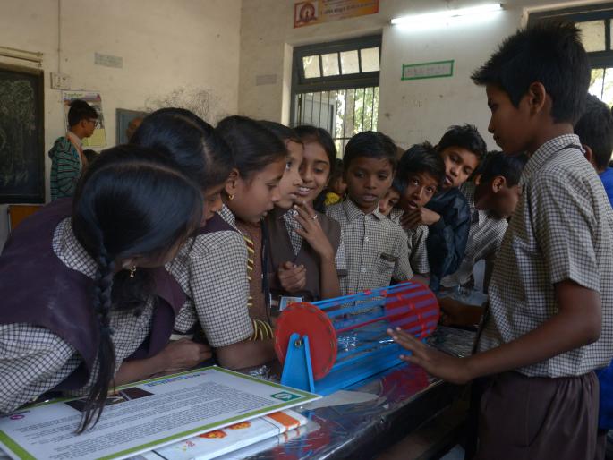 Students Experience 'Science Circus': Disguise Hardest Concepts | विद्यार्थ्यांनी अनुभवली ‘सायन्स सर्कस’ : कठीण संकल्पनांचा हसतखेळत उलगडा Students Experience 'Science Circus': Disguise Hardest Concepts | विद्यार्थ्यांनी अनुभवली ‘सायन्स सर्कस’ : कठीण संकल्पनांचा हसतखेळत उलगडा