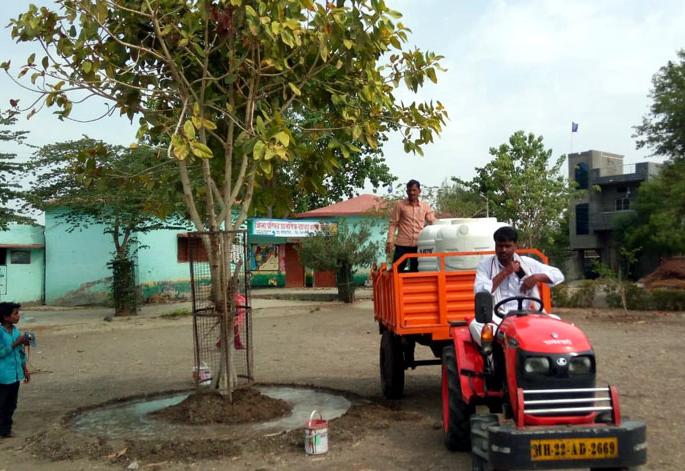 Parbhani: Water supply to the trees through tankers | परभणी : टँकरच्या सहाय्याने झाडांना पाणीपुरवठा