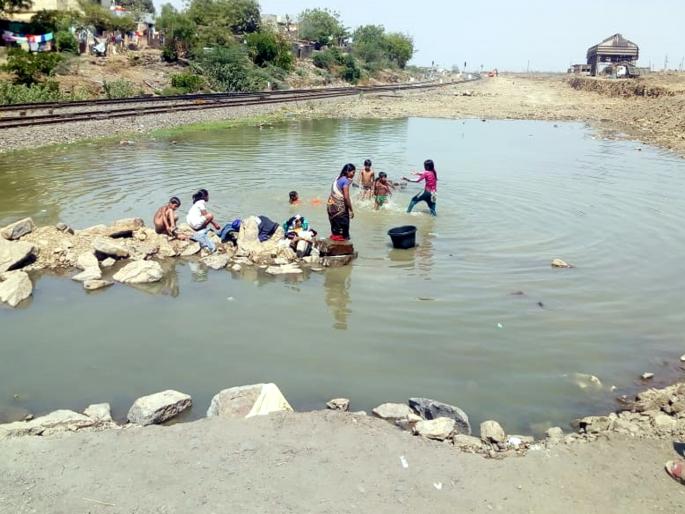 Parbhani: Thousands of liters of water leak from the water scarcity of the Municipal Corporation | परभणी: पालिकेच्या जलकुंभातून हजारो लिटर पाण्याची गळती Parbhani: Thousands of liters of water leak from the water scarcity of the Municipal Corporation | परभणी: पालिकेच्या जलकुंभातून हजारो लिटर पाण्याची गळती