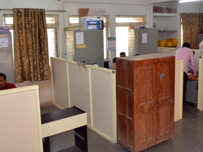 Parbhani: In the official office on holidays | परभणी: सुटीच्या दिवशीही अधिकारी कार्यालयात
