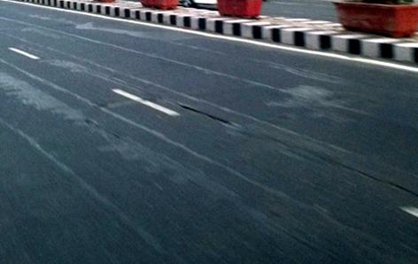 Parbhani: The national highway wasted in the year itself | परभणी : वर्षभरातच राष्टÑीय महामार्ग खचला