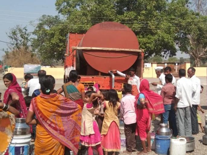 42 thousand villagers in Parbhani district have water tankers | परभणी जिल्ह्यात ४२ हजार ग्रामस्थांना टँकरने पाणी 42 thousand villagers in Parbhani district have water tankers | परभणी जिल्ह्यात ४२ हजार ग्रामस्थांना टँकरने पाणी