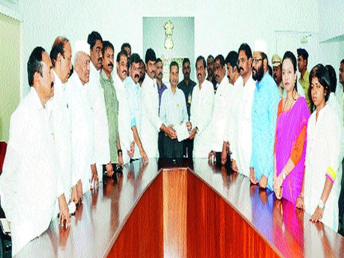 NCP's demand: Give representations to the departmental commissioner and give it to the farmman | राष्ट्रवादीची मागणी : विभागीय आयुक्तांना निवेदन शेतमालाला हमीभाव द्या NCP's demand: Give representations to the departmental commissioner and give it to the farmman | राष्ट्रवादीची मागणी : विभागीय आयुक्तांना निवेदन शेतमालाला हमीभाव द्या