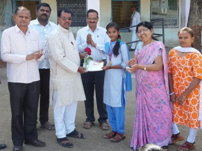 Yasini Chaudhary of Kasoda gold medal at state level | कासोद्याच्या यामिनी चौधरीला राज्य स्तरावर सुवर्णपदक Yasini Chaudhary of Kasoda gold medal at state level | कासोद्याच्या यामिनी चौधरीला राज्य स्तरावर सुवर्णपदक