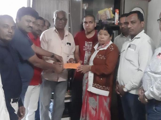 Financial aid to the legacy of Mukesh Gujrati, who sells newspapers and makes a living | वृत्तपत्र विकून उदरनिर्वाह करणाऱ्या मुकेश गुजराथी यांच्या वारसाला आर्थिक मदत Financial aid to the legacy of Mukesh Gujrati, who sells newspapers and makes a living | वृत्तपत्र विकून उदरनिर्वाह करणाऱ्या मुकेश गुजराथी यांच्या वारसाला आर्थिक मदत