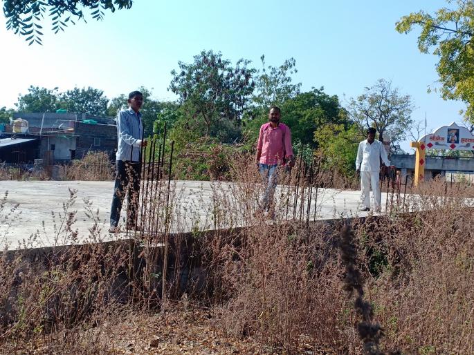 Even after 10 months, the work of the shed is still stalled | १० महिन्यांनंतरही शेडचे काम रखडलेलेच 