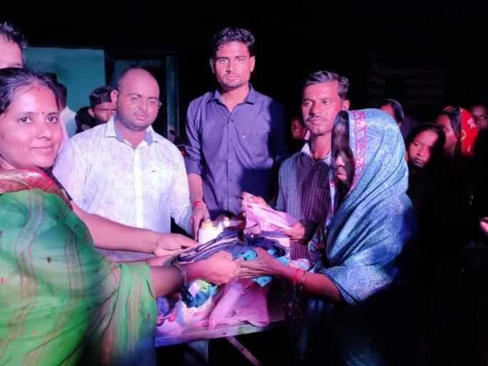 Shri immersion was done by assisting the heirs of the family | मयत कुटुंबांच्या वारसांना मदत करून केले ‘श्री’ विसर्जन Shri immersion was done by assisting the heirs of the family | मयत कुटुंबांच्या वारसांना मदत करून केले ‘श्री’ विसर्जन