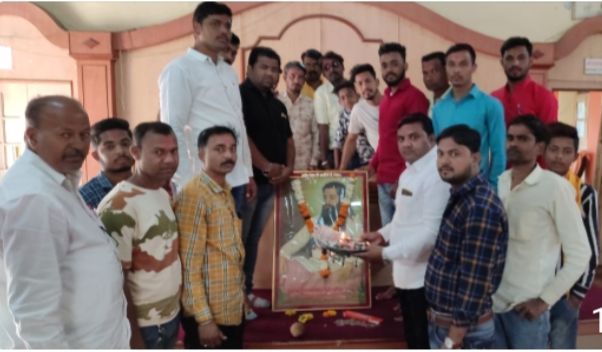 Worship of the image of Saint Ravidas Maharaj at Parola | पारोळा येथे संत रविदास महाराजांंच्या प्रतिमेचे पूजन Worship of the image of Saint Ravidas Maharaj at Parola | पारोळा येथे संत रविदास महाराजांंच्या प्रतिमेचे पूजन