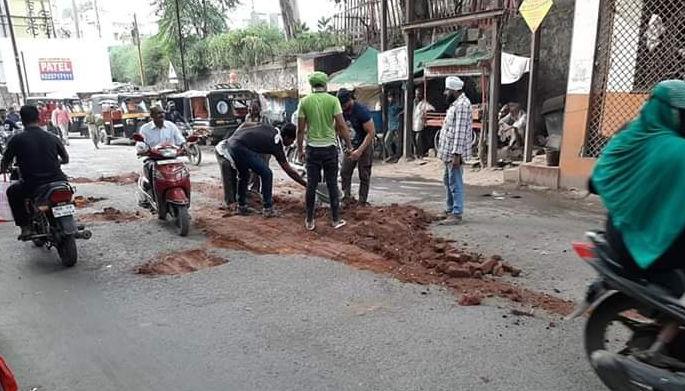 After the Gurunanak Jayanti, Sikh brothers burst into flames | गुरुनानक जयंतीच्या पार्श्वभूमीवर शिख बांधवांनी बुजले स्वखर्चाने खड्डे After the Gurunanak Jayanti, Sikh brothers burst into flames | गुरुनानक जयंतीच्या पार्श्वभूमीवर शिख बांधवांनी बुजले स्वखर्चाने खड्डे