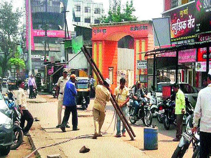 28 shops panes seized | २८ दुकानांचे फलक जप्त 28 shops panes seized | २८ दुकानांचे फलक जप्त