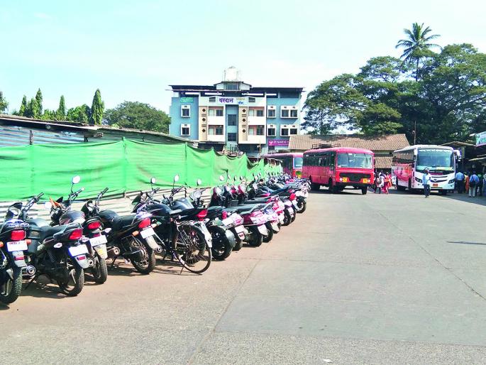 Of the two buses in the bus station, the left over, Chiplun Ess. T Administration action | बसस्थानकातील ६० दुचाकींची सोडली हवा, चिपळूण एस्. टी. प्रशासनाची कारवाई