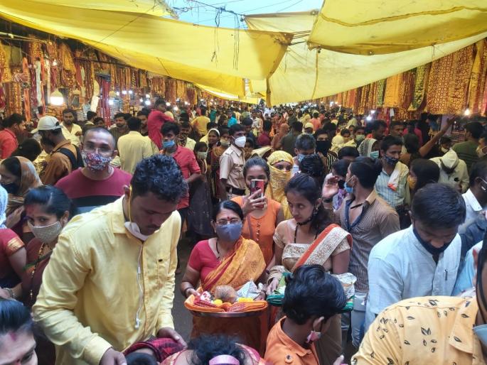 Thousands of devotees bowed at the fort | गडावर हजारो भाविक नतमस्तक Thousands of devotees bowed at the fort | गडावर हजारो भाविक नतमस्तक