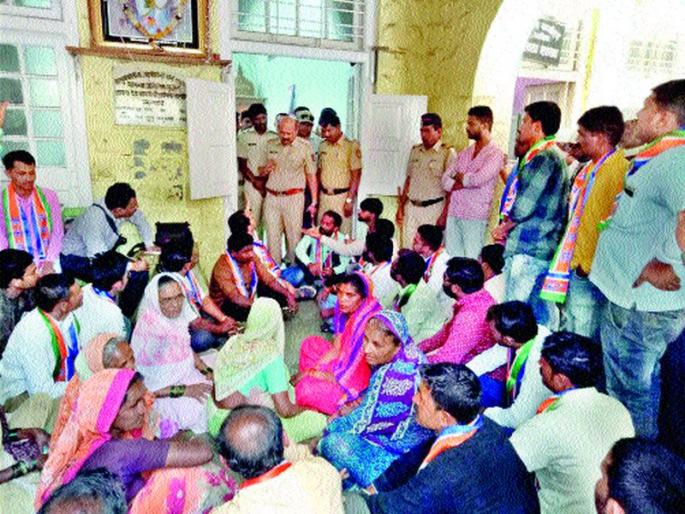 Attempts to halt the MNS's status for Tehsildar in Satna: Written assurances from the provinces for a month | सटाण्यात तहसीलदारासाठी मनसेचा ठिय्या टाळे ठोकण्याचा प्रयत्न : प्रांतांकडून महिनाभरात नेमणुकीचे लेखी आश्वासन Attempts to halt the MNS's status for Tehsildar in Satna: Written assurances from the provinces for a month | सटाण्यात तहसीलदारासाठी मनसेचा ठिय्या टाळे ठोकण्याचा प्रयत्न : प्रांतांकडून महिनाभरात नेमणुकीचे लेखी आश्वासन