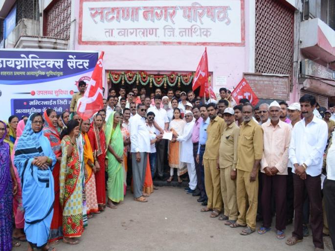 Demonstrations for different demands of Satana Palika employees | सटाणा पालिका कर्मचाऱ्यांची विविध मागण्यांसाठी निदर्शने Demonstrations for different demands of Satana Palika employees | सटाणा पालिका कर्मचाऱ्यांची विविध मागण्यांसाठी निदर्शने