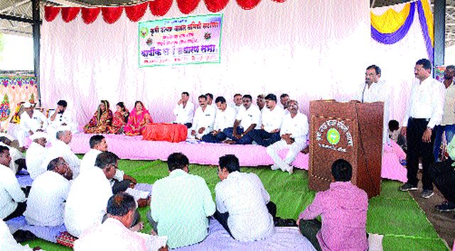 Stormy talk on pending payments from traders | व्यापाऱ्यांकडील थकीत रकमेवर वादळी चर्चा