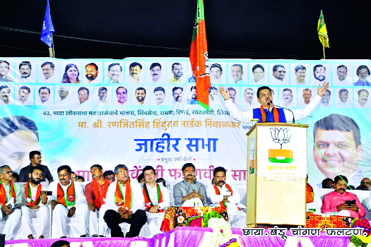 Pawar's dream of prime minister despite not contesting elections: CM | Lok Sabha Election 2019 निवडणूक न लढवताही पवारांना पंतप्रधानपदाची स्वप्ने : मुख्यमंत्री Pawar's dream of prime minister despite not contesting elections: CM | Lok Sabha Election 2019 निवडणूक न लढवताही पवारांना पंतप्रधानपदाची स्वप्ने : मुख्यमंत्री