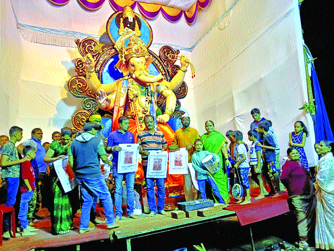 Three years later, Ganesh idol immersion | तीन वर्षांनंतर करतात गणेशमूर्तीचे विसर्जन Three years later, Ganesh idol immersion | तीन वर्षांनंतर करतात गणेशमूर्तीचे विसर्जन