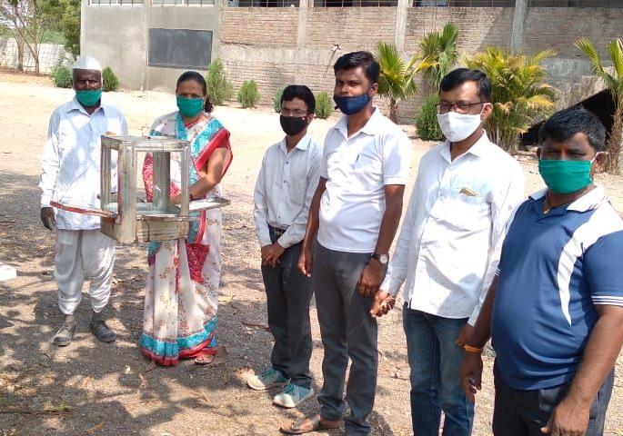 Seed-water activities for birds on school premises | शाळा परिसरात पक्ष्यासाठी दाणा-पाणी उपक्रम Seed-water activities for birds on school premises | शाळा परिसरात पक्ष्यासाठी दाणा-पाणी उपक्रम