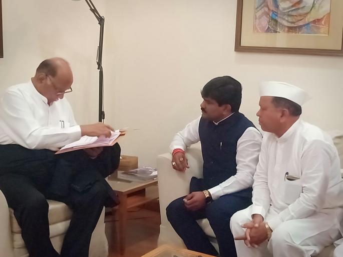 Sharad Pawar's ears at the hands of Nashik factory | नाशिक कारखान्याचे गा-हाणे शरद पवारांच्या कानी Sharad Pawar's ears at the hands of Nashik factory | नाशिक कारखान्याचे गा-हाणे शरद पवारांच्या कानी